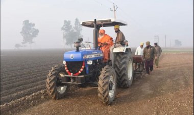 मिसाल बने आप सांसद! खुद ट्रैक्टर लेकर पहुंचे बाढ़ प्रभावित खेतों में, किसानों के साथ मिलकर बना रहे ज़मीन को खेती लायक