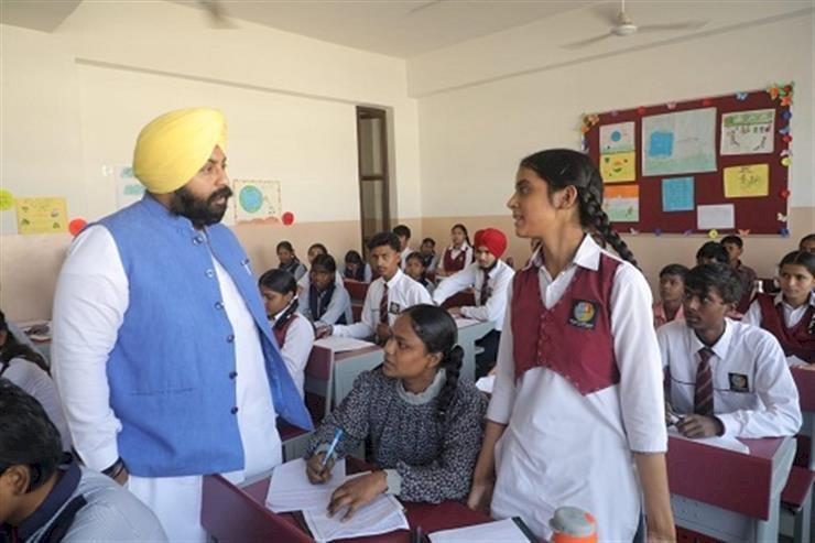 मान सरकार के नेतृत्व में शिक्षा में जुड़ा नया अधयाय : स्कूलों में डिग्री के साथ अब 'कमाई का हुनर