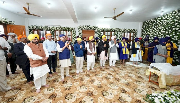 CM मान और केजरीवाल ने गुरुद्वारा बाबा बुड्ढा दल कैंटोनमेंट में श्री अखंड पाठ साहिब की शुरुआत पर अकाल पुरख का आशीर्वाद लिया
