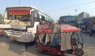 एक प्राइवेट कंपनी की बस पाइप फटने की वजह से बेकाबू हो गई, और पैदल चल रहे लोगों को कुचल दिया