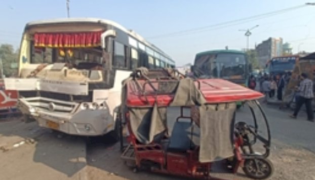 एक प्राइवेट कंपनी की बस पाइप फटने की वजह से बेकाबू हो गई, और पैदल चल रहे लोगों को कुचल दिया