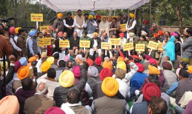 दलित और मेहनतकश का मजाक उड़ाने पर कांग्रेस के खिलाफ बैंड-बाजा लेकर "आप" का जोरदार प्रदर्शन