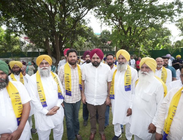बेअदबी विरोधी सख्त कानून से प्रभावित होकर अकाली दल और कांग्रेस के सैकड़ों नेता व कार्यकर्ता 'आप' में शामिल
