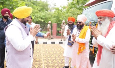 श्री गुरु रविदास जी महाराज का संदेश पंजाब के कोने-कोने तक पहुंचेगा; मुख्यमंत्री भगवंत सिंह मान ने डॉक्यूमेंट्री वैनों को हरी झंडी दिखाकर किया रवाना