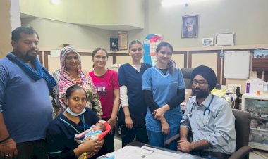 27 सप्ताह में जन्मी, नवांशहर की बच्ची ने ‘मुख्यमंत्री सेहत योजना’ के तहत 50 दिनों की विशेष एनआईसीयू देखभाल के बाद दी मौत को मात भगवंत मान सरकार की ‘मुख्यमंत्री सेहत योजना’ ने 700 ग्राम वज़न के साथ समयपूर्व जन्मी बच्ची की जान बचाई