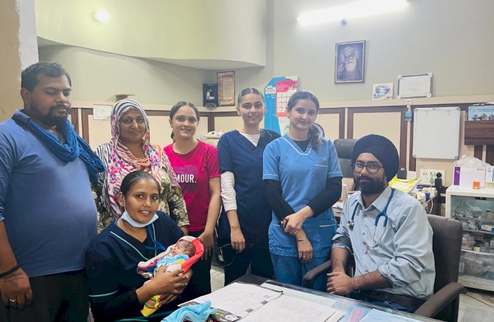 27 सप्ताह में जन्मी, नवांशहर की बच्ची ने ‘मुख्यमंत्री सेहत योजना’ के तहत 50 दिनों की विशेष एनआईसीयू देखभाल के बाद दी मौत को मात भगवंत मान सरकार की ‘मुख्यमंत्री सेहत योजना’ ने 700 ग्राम वज़न के साथ समयपूर्व जन्मी बच्ची की जान बचाई