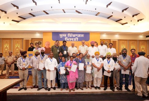 आप’ आगामी पंजाब विधानसभा चुनाव के लिए पूरी तरह तैयार, 117 सीटों पर बूथ स्तर की तैयारियां शुरू मनीष सिसोदिया ने चुनाव से पहले संगठन को मजबूत करने के लिए कार्यकर्ताओं और वॉलंटियर्स के साथ शुरू की जिलेवार मीटिंग