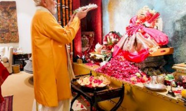 प्रधानमंत्री ने केंद्रीय मंत्री पीयूष गोयल के आवास पर गणपति दर्शन के दौरान भगवान श्री गणेश की पूजा-अर्चना की
