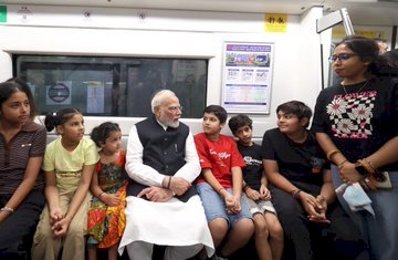 प्रधानमंत्री ने एसआरसीसी के कार्यक्रम में जाने और वापस आने के दौरान अपनी मेट्रो यात्रा के पल साझा किए