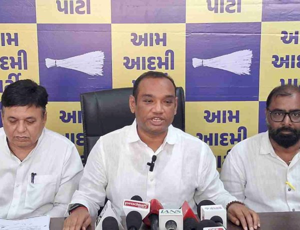 गांधीनगर में भाजपा के 12 भ्रष्ट उम्मीदवारों की उम्मीदवारी रद्द करने के लिए आम आदमी पार्टी चुनाव आयोग में शिकायत