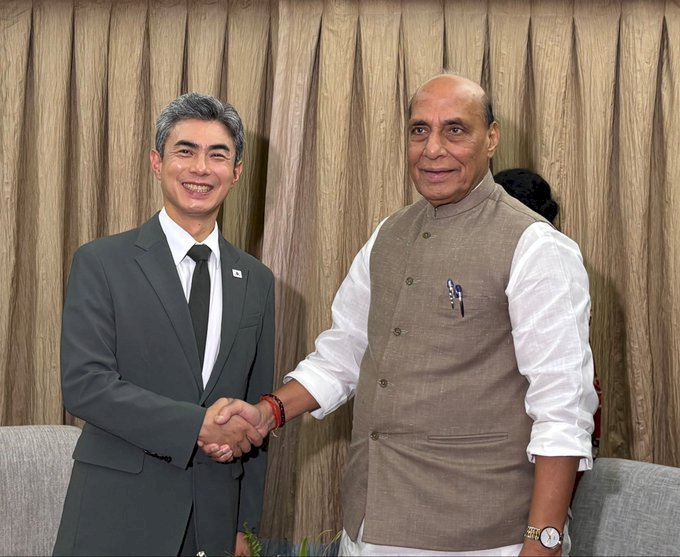 रक्षा मंत्री ने 13वीं आसियान रक्षा मंत्रियों की बैठक-प्लस के दौरान अपने दक्षिण कोरियाई समकक्ष के साथ द्विपक्षीय वार्ता की